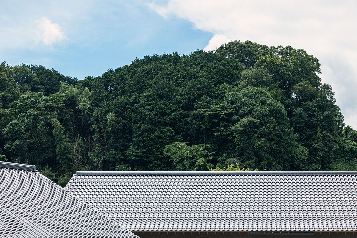 屋頂則呼應「明日香法」保護下的傳統瓦頂樣式。
