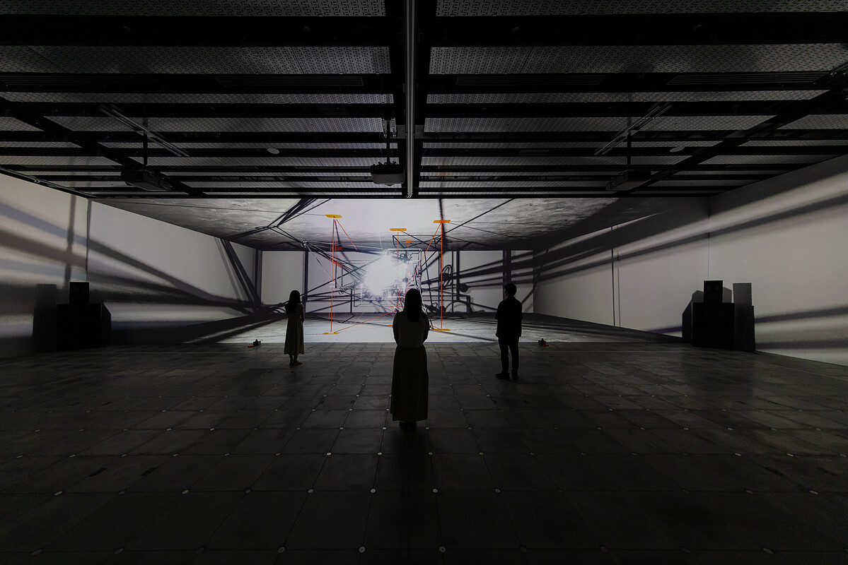 真鍋大度舊作參考,2024年 VS.「Continuum Resonance 連續共鳴」展覽現場。攝影:Muryo Homma(Rhizomatiks)。