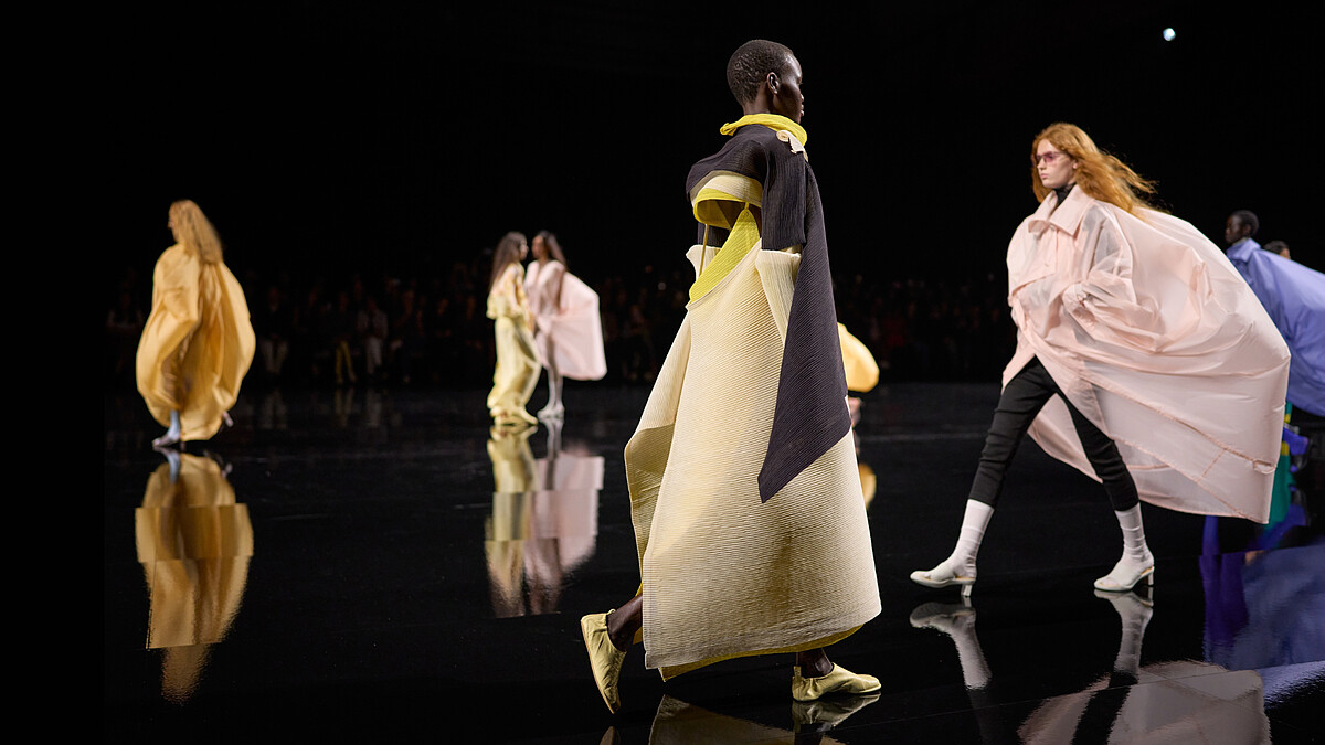布料與身體之間，形隨空氣而生！ISSEY MIYAKE 2027春夏系列「Figure of Ma 其形・其間」，賦予著裝風格自由流動的新輪廓
