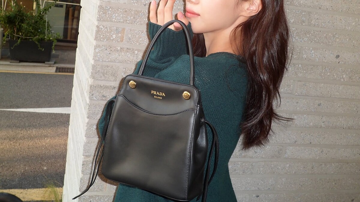 【包你入坑5原因】Prada Carry新包默默燒起來!復古輪廓+小包大容量,黑白棕每色都好看