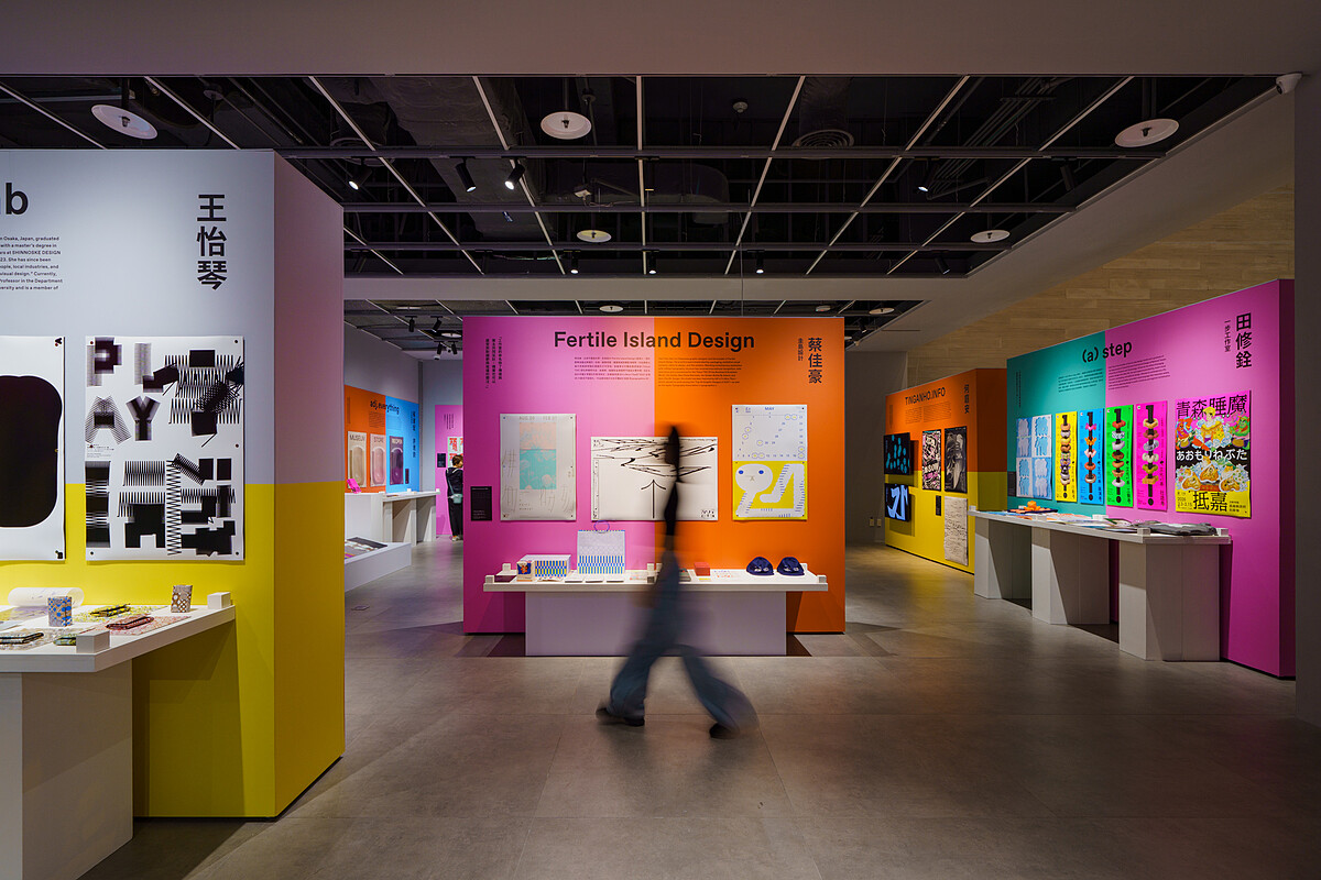《C-GRAPHIC_TAIPEI》展場以繽紛色彩與開放式展示動線,串聯不同設計師的創作作品,展現當代台北平面設計跨越媒介與領域的多元實踐。主視覺設計:後藤哲也、毛灼然;圖片提供:後藤哲也、毛灼然。
