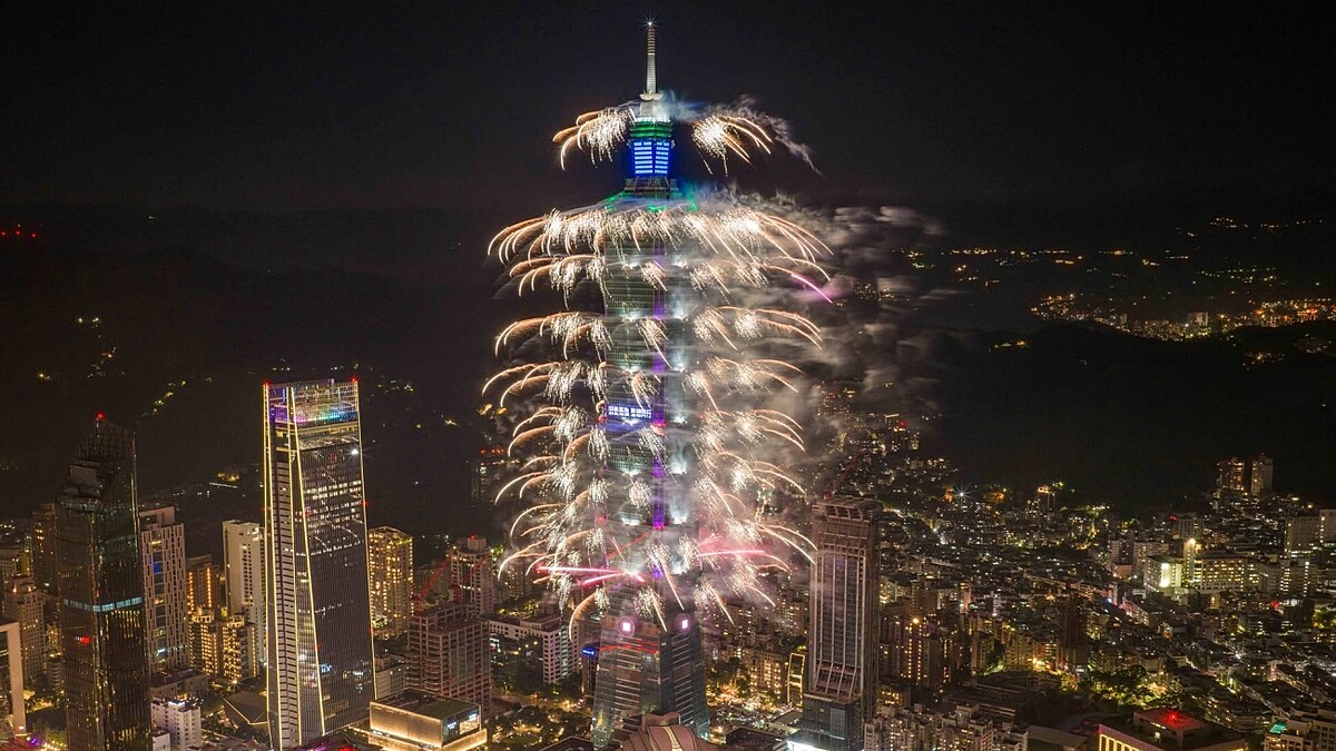 2026台北101國慶煙火線上看直播！600台無人機、14分鐘展演，兩大免費觀賞點完整攻略