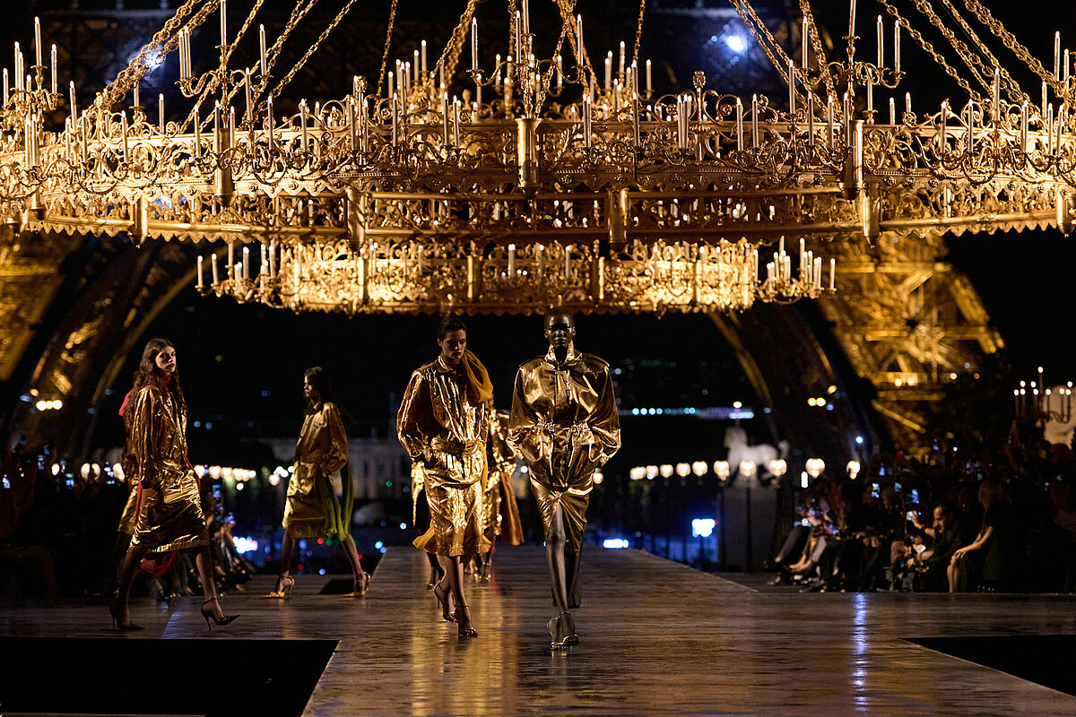 巴黎鐵塔下的黃金盛宴,成為十年創意生涯的華麗終章。 SAINT LAURENT 2027春夏女裝大秀以耀眼金色貫穿全場,展現 Anthony Vaccarello 對品牌經典的重新詮釋。