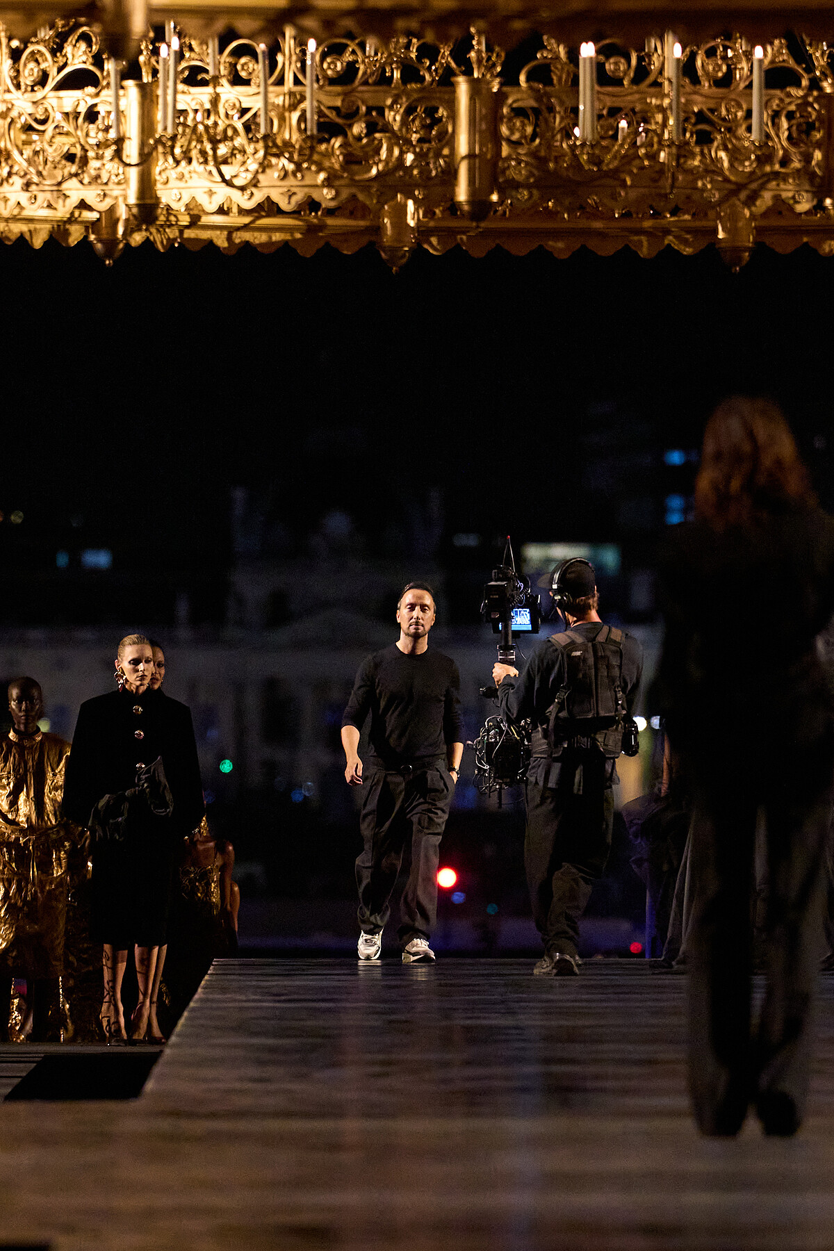 Anthony Vaccarello 定義了新一代 SAINT LAURENT 美學。 俐落西裝、修長輪廓與大膽材質運用,成為他掌舵十年間最鮮明的設計印記。