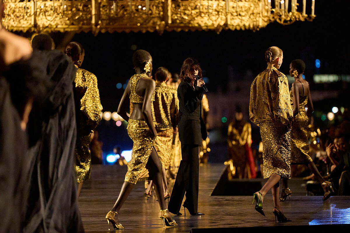 金色是 Anthony Vaccarello 對 SAINT LAURENT 黃金年代的致敬。 從拜占庭金、文藝復興金到現代主義金屬光澤,2027春夏系列以不同層次的金色,重新喚醒 Yves Saint Laurent 先生鍾愛的華麗美學。