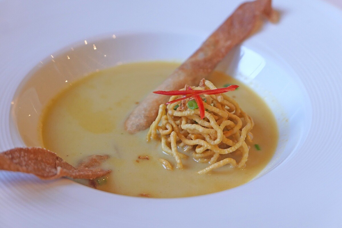 用當代手法詮釋的 Khao Soi。