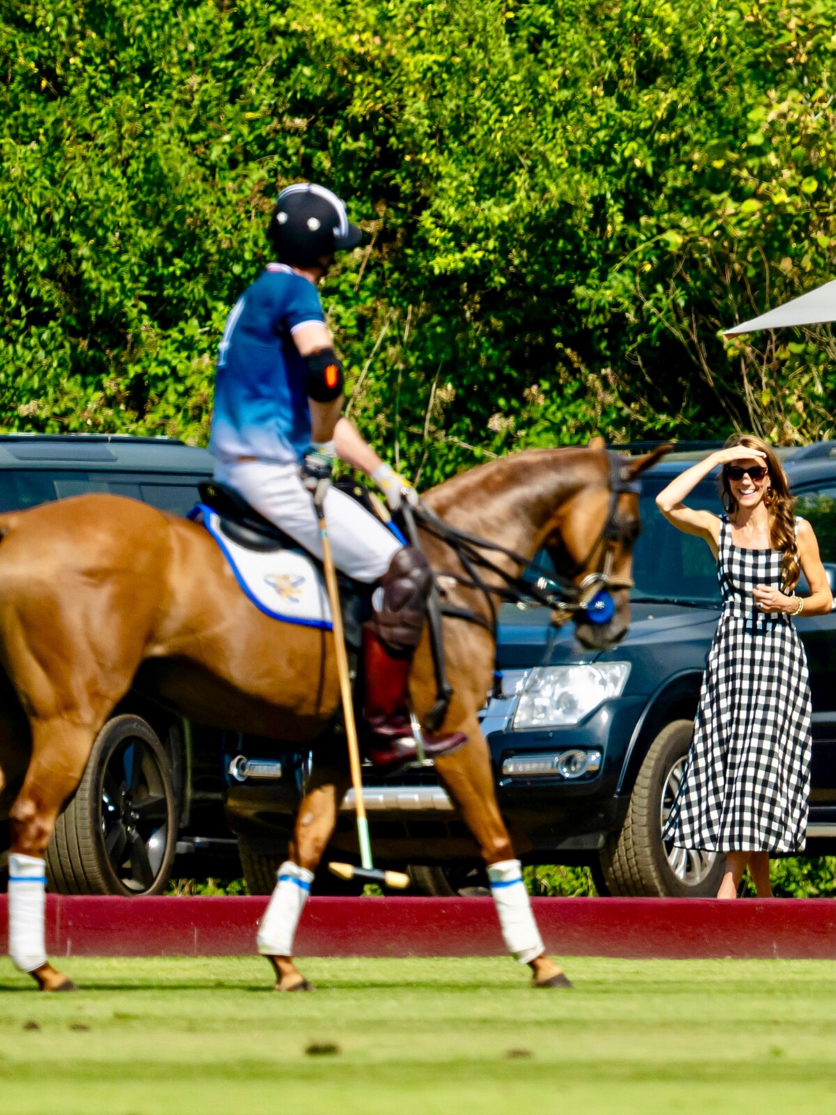 凱特王妃2026年7月陪同威廉王子出席 Royal Charity Polo Cup 皇室慈善馬球賽,以一襲黑白格紋無袖洋裝亮相,展現清新優雅的夏日英倫風格。