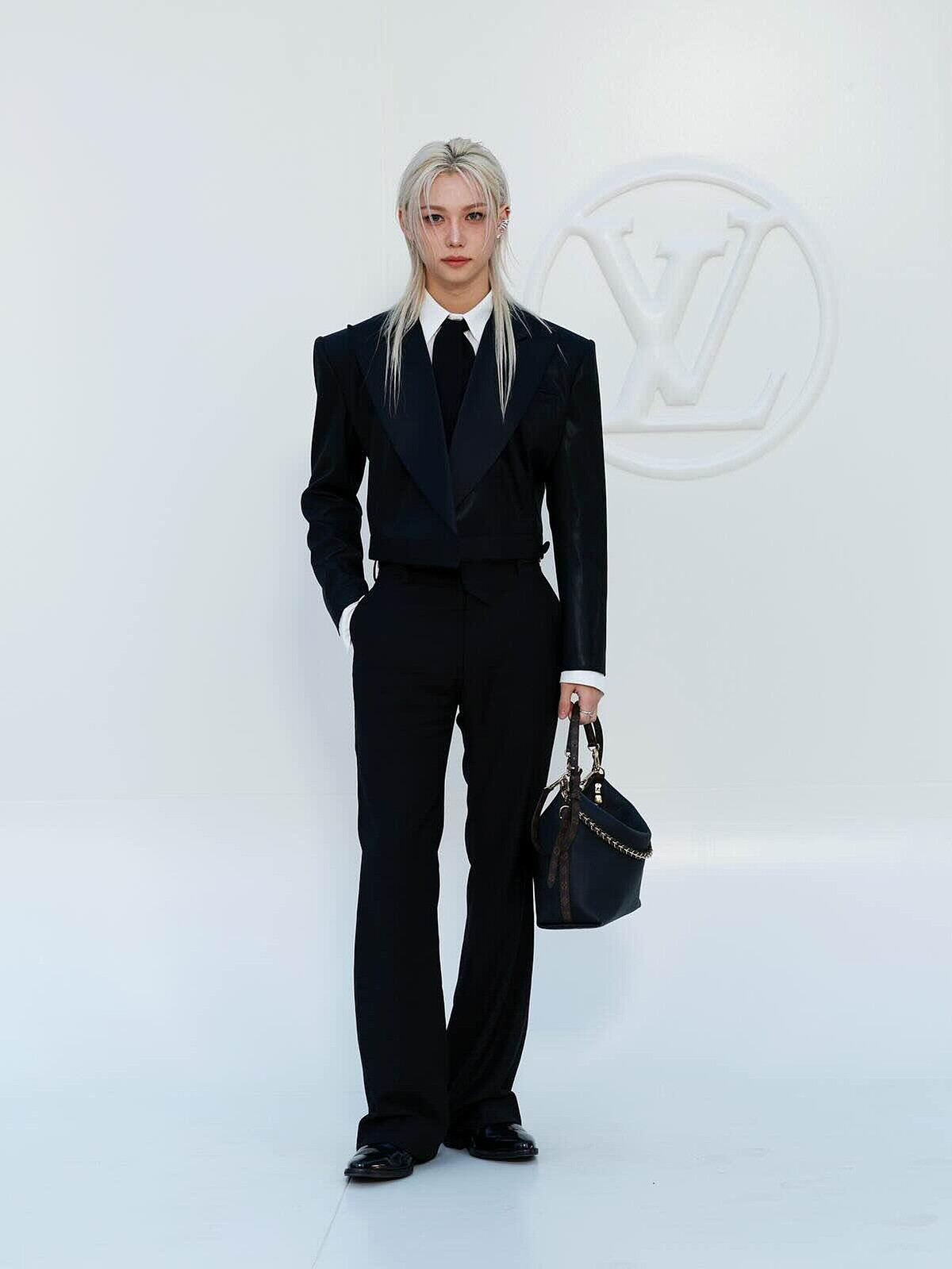 LV精靈王子Felix今日以一套短版黑色西裝外套出席LV2027春夏大秀,帥氣模樣吸引大批粉絲圍觀。