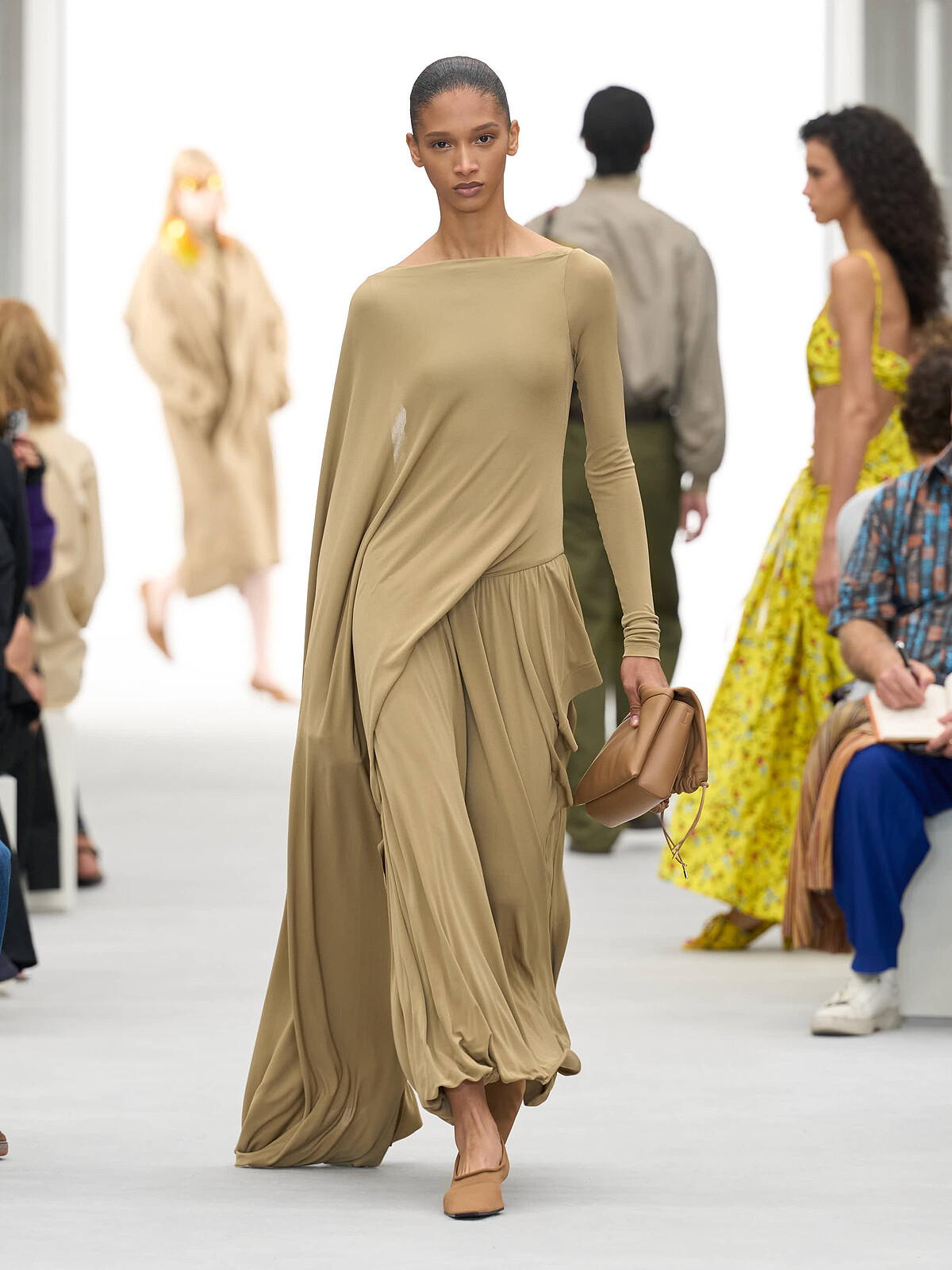 Loewe2027SS大秀系列。