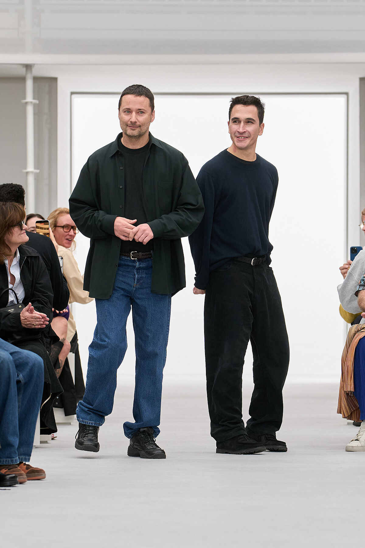 Jack McCollough與Lazaro Hernandez於2025年接掌LOEWE創意總監,以過去在Proenza Schouler累積的美式設計語言,重新詮釋西班牙品牌的工藝傳統,逐漸建立屬於兩人的當代美學。