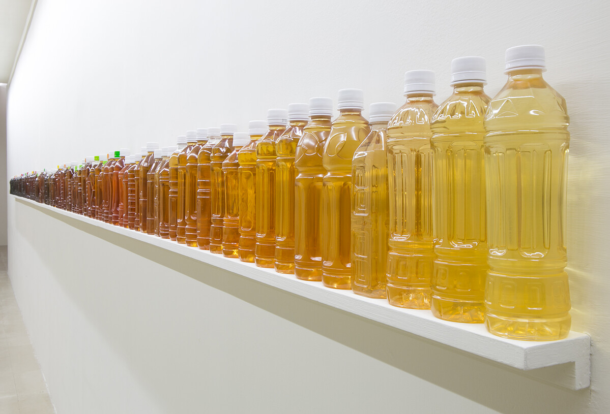 《光譜》2016,搜集超市與超商罐裝茶飲,7 x 25 x 854 cm。©李明學