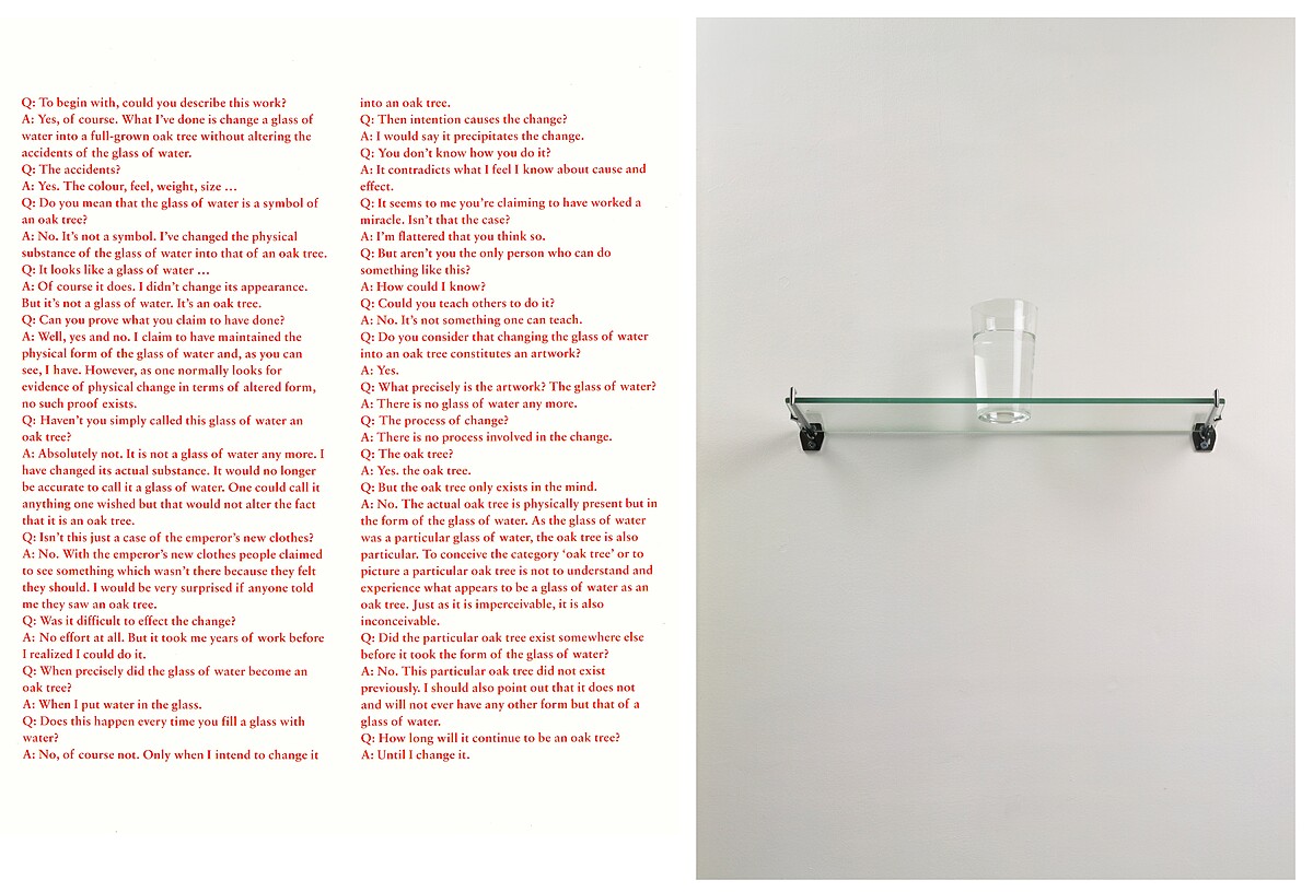 《一棵橡樹》1973,玻璃、水、金屬、紙本印刷文字,15 × 46 × 14 cm。©Michael Craig-Martin. Courtesy the artist and Gagosian
