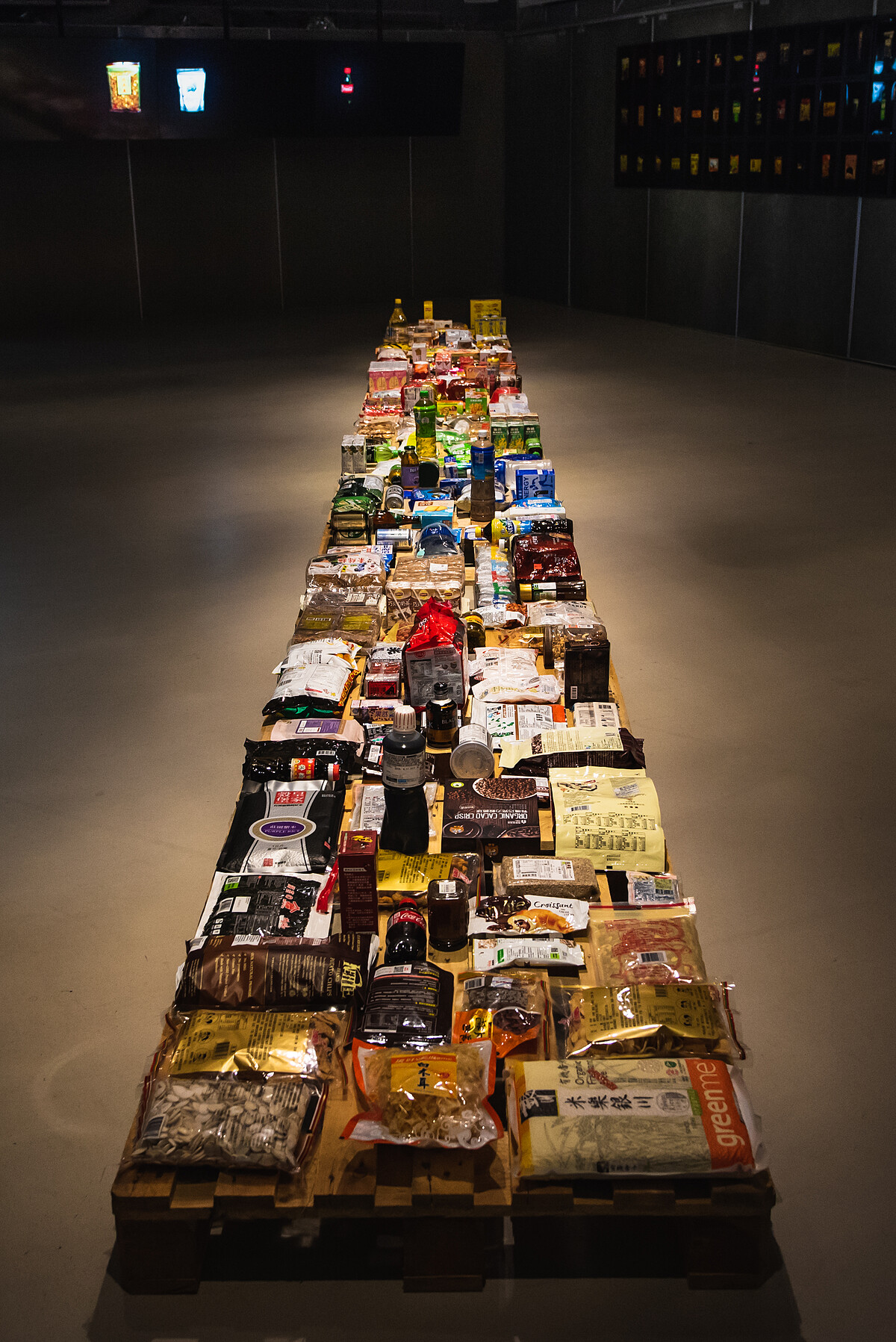 《邊界計畫》2018,搜集展覽結束日(2018.8.11)同天過期的超市物件,尺寸視場地而定。©李明學