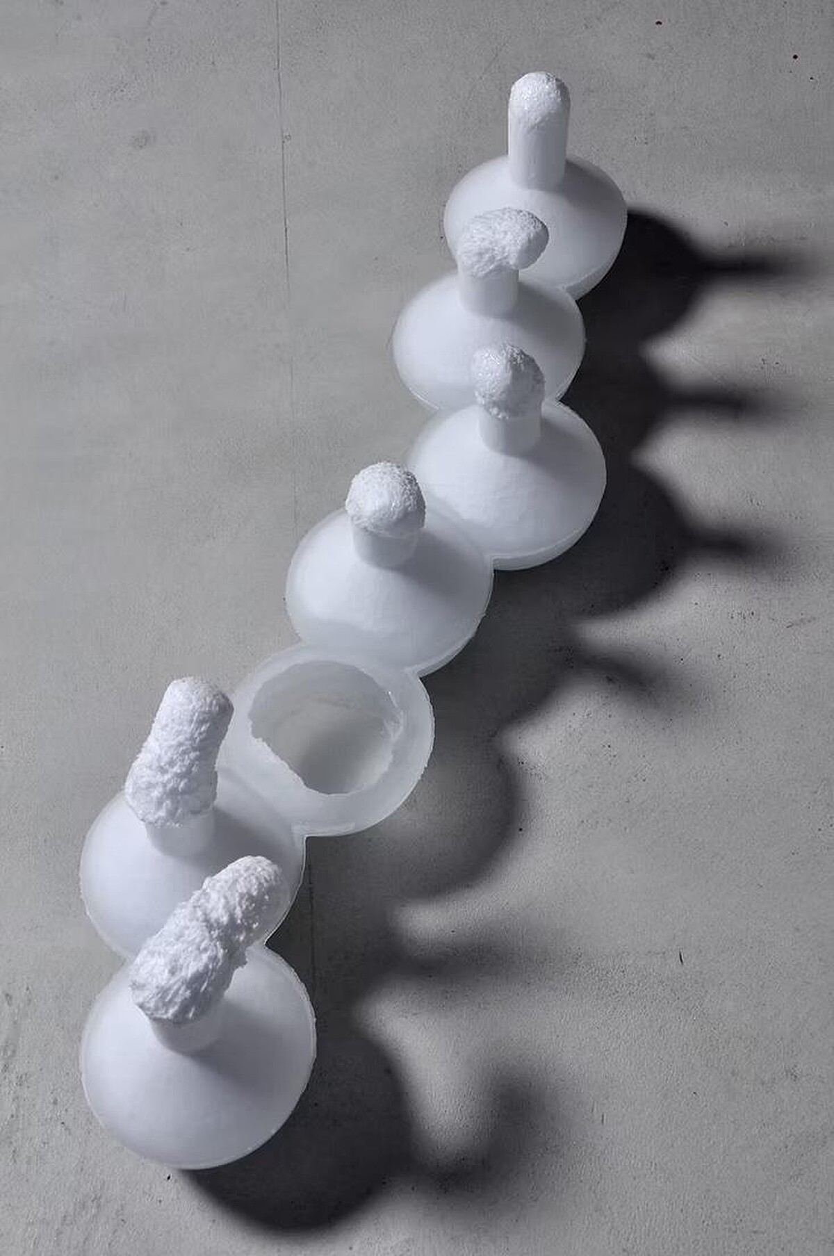 2026年新竹市玻璃藝術節參展日本藝術家神代良明(Yoshiaki Kojiro)的作品《なかのそとのそと #4(Excavate the air #4)》 以窯燒發泡鑄造與噴砂塑造玻璃,讓氣泡膨脹、噴出的痕跡凝結成形,彷彿以玻璃「雕刻空氣」,顯露材料在熱力作用下持續生成與變化的狀態。作品創作於2014年。