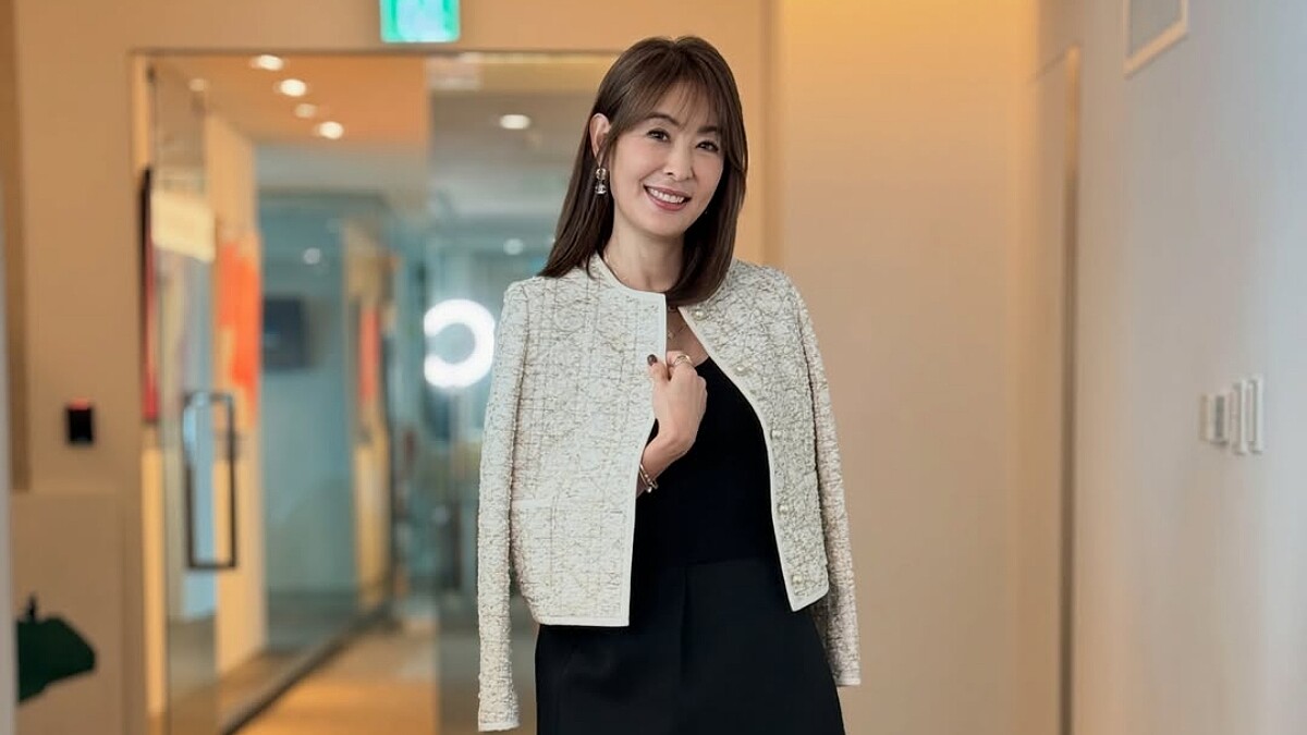 賈永婕18萬Dior外套被熱搜！肩披外套其實有時尚典故，脖子上的「賈董好棒棒」項鍊是幽默亮點