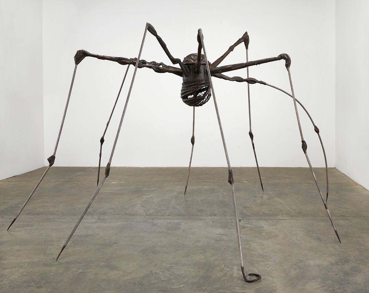 路易絲.布爾喬亞《蜘蛛》,1994,青銅、硝酸銀、棕色銅鏽、花崗岩,274.3 × 457.2 × 378.5 公分,©2026 The Easton Foundation / Artists Rights Society (ARS), New York