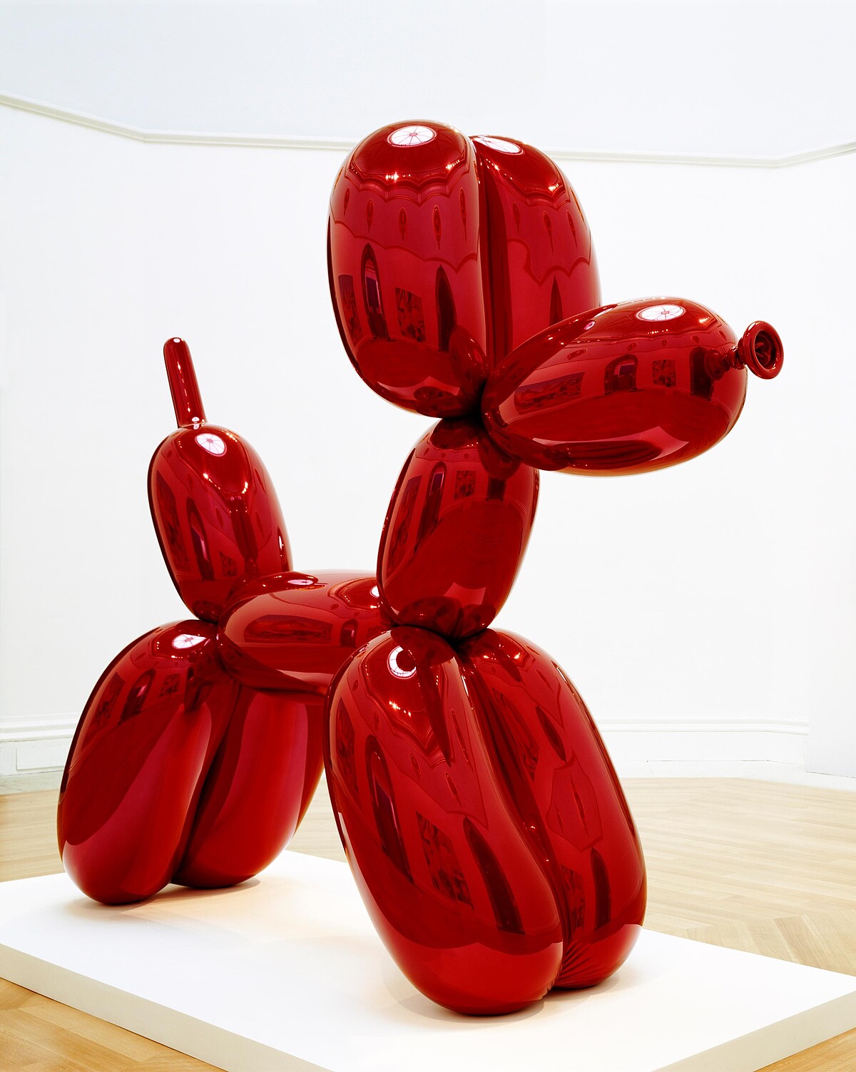 傑夫.昆斯《氣球狗(紅)》,1994-2000,彩色透明塗層、無縫鏡面拋光不銹鋼,307.3 × 363.2 × 114.3 公分,©Jeff Koons, Photo: Mike Bruce, Gate Studios; Courtesy the Royal Academy of Arts, London