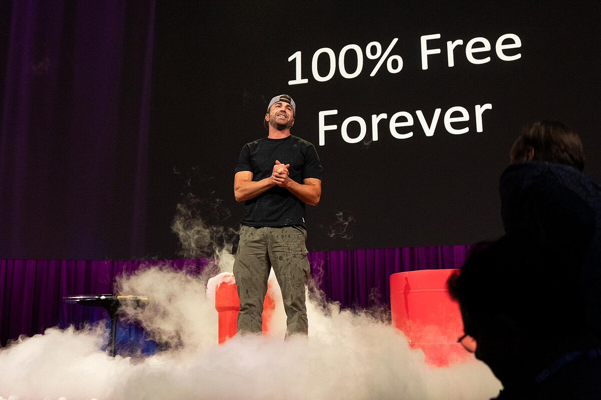 01-2 |讓想法走上舞台:TED 透過講者(圖上為科學知識冠軍Makr Robber)的故事與觀點,帶領觀眾重新思考熟悉的議題,也讓不同領域的知識與經驗有機會彼此連結。