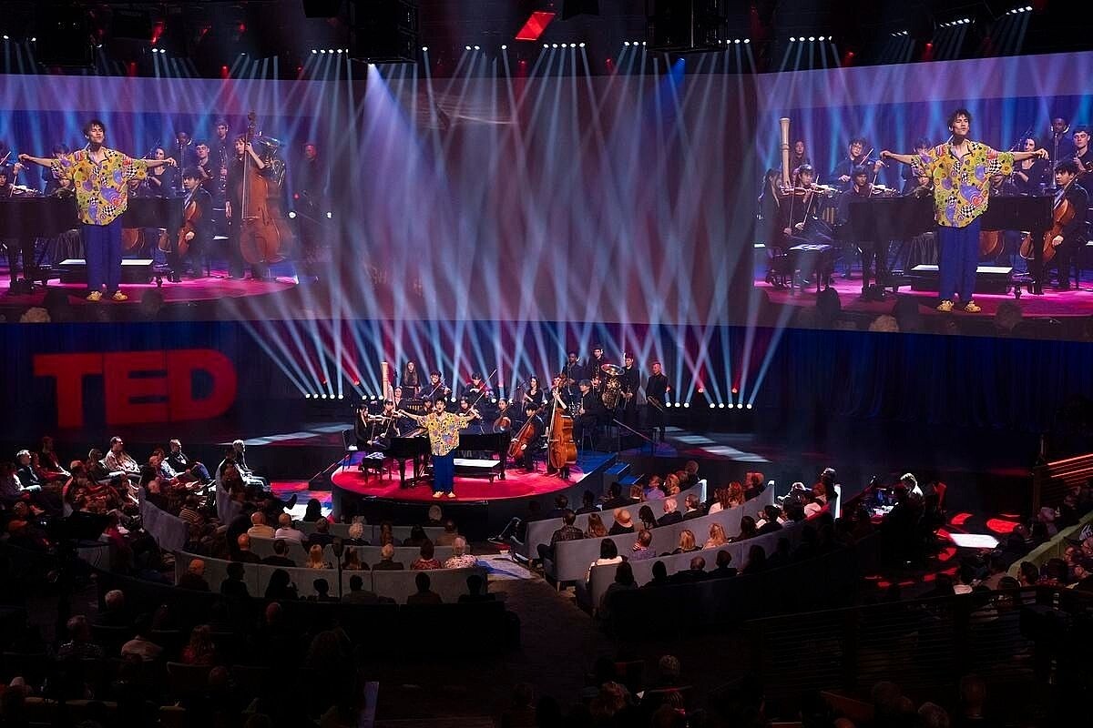 04-1 思想之外,也有共同感受:一場 TED Conference 的體驗不只來自演講,也包括音樂、藝術與共同感受的時刻。這些經驗讓人們不只是交換知識,更在現場建立情感連結。