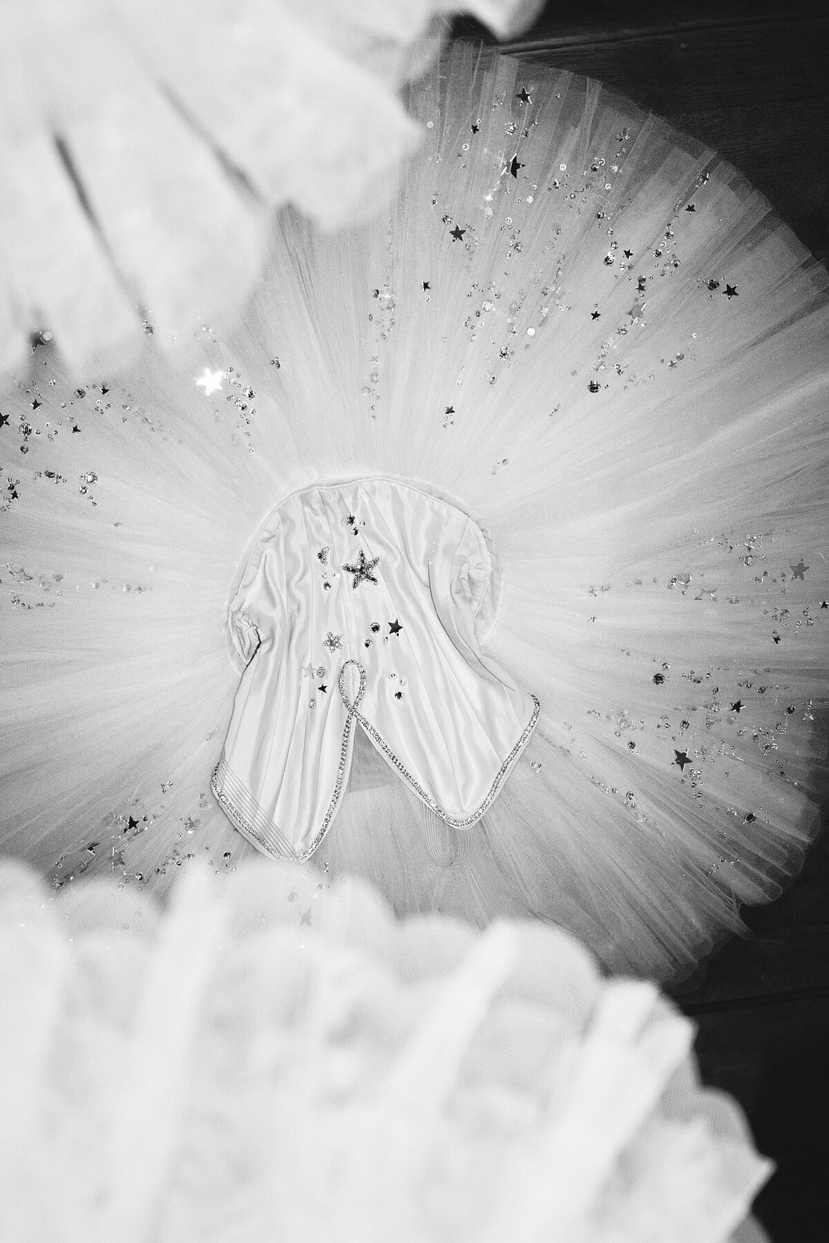 CHANEL 白色芭蕾舞裙以貼合身形的上身設計搭配向外展開的薄紗裙襬,並以星形裝飾點綴,將高級時裝工藝融入舞台服裝。