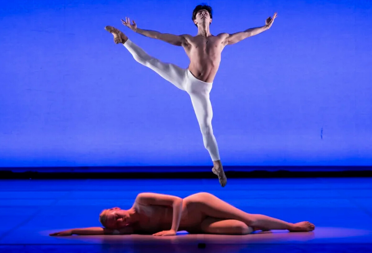 巴黎歌劇院少年芭蕾舞團(Junior Ballet)演出編舞大師 Maurice Béjart 的經典作品《Cantate 51》,展現新世代舞者的活力與藝術表現力。CHANEL 作為 Junior Ballet 的創始贊助者,持續支持年輕舞者的專業培育與舞台發展。© Julien Benhamou / OnP(Opéra national de Paris)