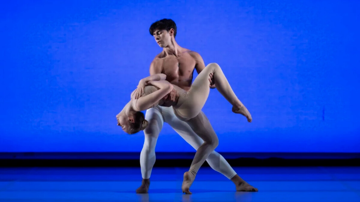 巴黎歌劇院少年芭蕾舞團(Junior Ballet)演出編舞大師 Maurice Béjart 的經典作品《Cantate 51》,展現新世代舞者的活力與藝術表現力。CHANEL 作為 Junior Ballet 的創始贊助者,持續支持年輕舞者的專業培育與舞台發展。© Julien Benhamou / OnP(Opéra national de Paris)
