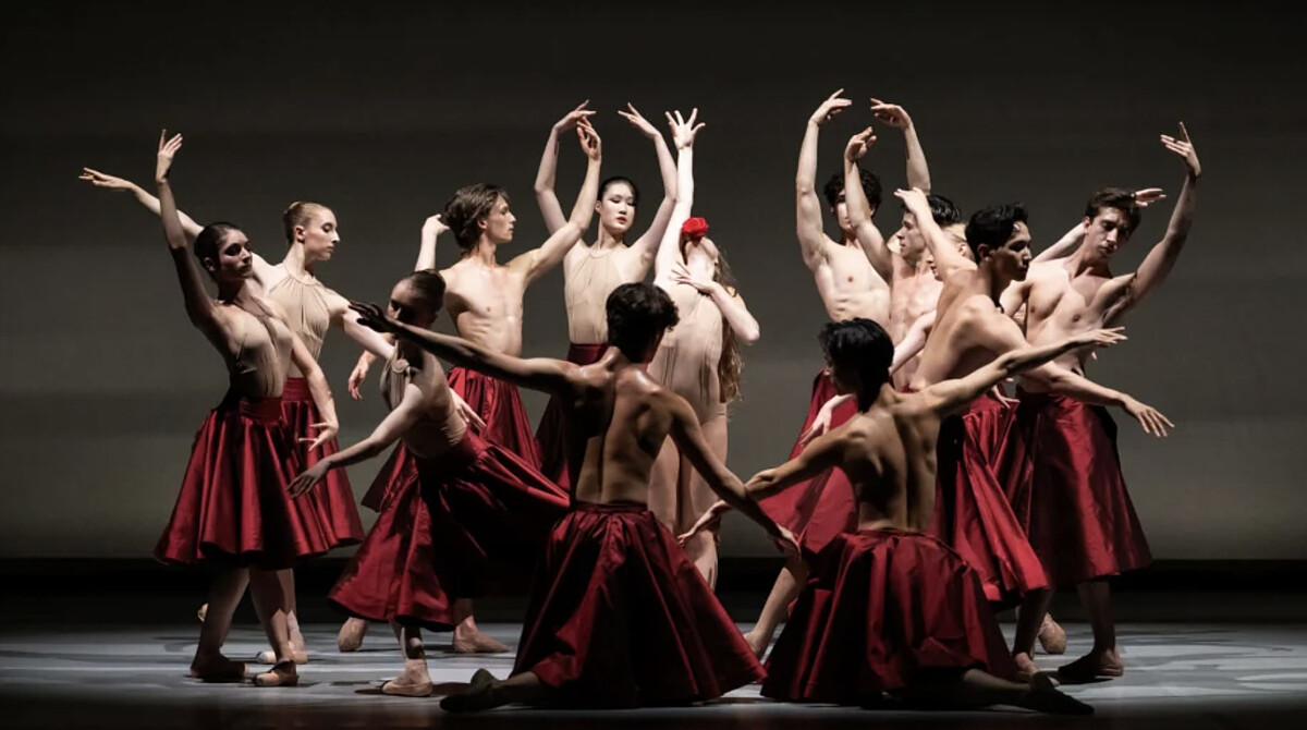 巴黎歌劇院少年芭蕾舞團(Junior Ballet)於 2024/2025 舞季巡迴演出編舞家 Annabelle López Ochoa 的作品《玫瑰安魂曲》,透過充滿張力的肢體語言,展現新世代舞者的藝術表現力。CHANEL 作為 Junior Ballet 的創始贊助者,持續支持年輕舞者的培育,讓更多新秀有機會登上專業舞台。© Julien Benhamou / OnP(Opéra national de Paris)