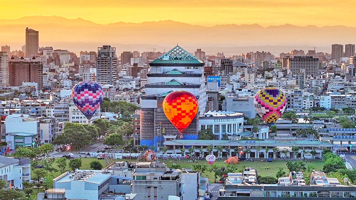 2026台南熱氣球派對10/17升空！限時2天480名額、光雕無人機＋40攤美食市集一次玩