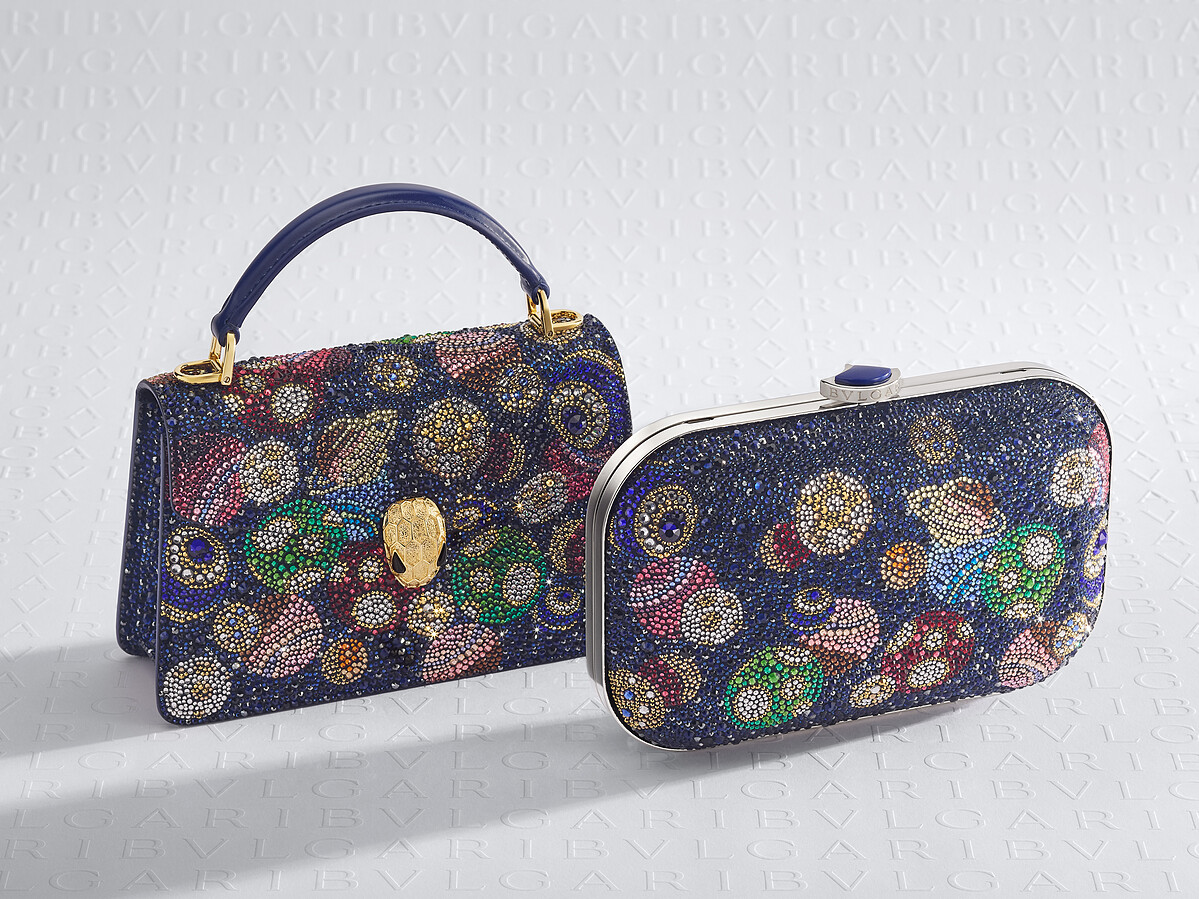 BVLGARI Serpenti Forever Galaxy Crystals 銀河水晶深藍色山羊麂皮手提包 (左) & Divas’ Dream Galaxy Crystals 銀河水晶深藍色山羊麂皮手拿包 。