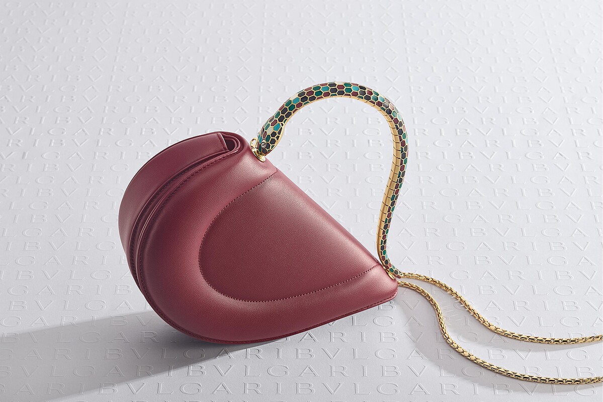 BVLGARI Serpenti Cuore 1968 石榴石紅色小牛皮提包。