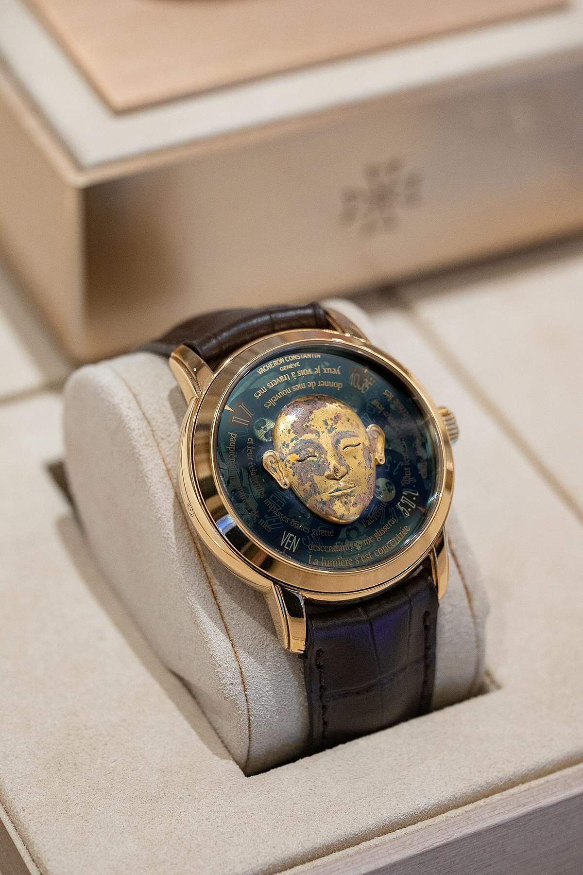 2007 年 Métiers d‘Art 藝術大師系列, Les Masques 面具系列,與日內瓦Barbier-Mueller 博物館合作,挑選館藏面具作品推出此系列,錶盤中央為中國古代遼代面具,由金雕師 Oliver Vaucher 以微雕技術量身打造。