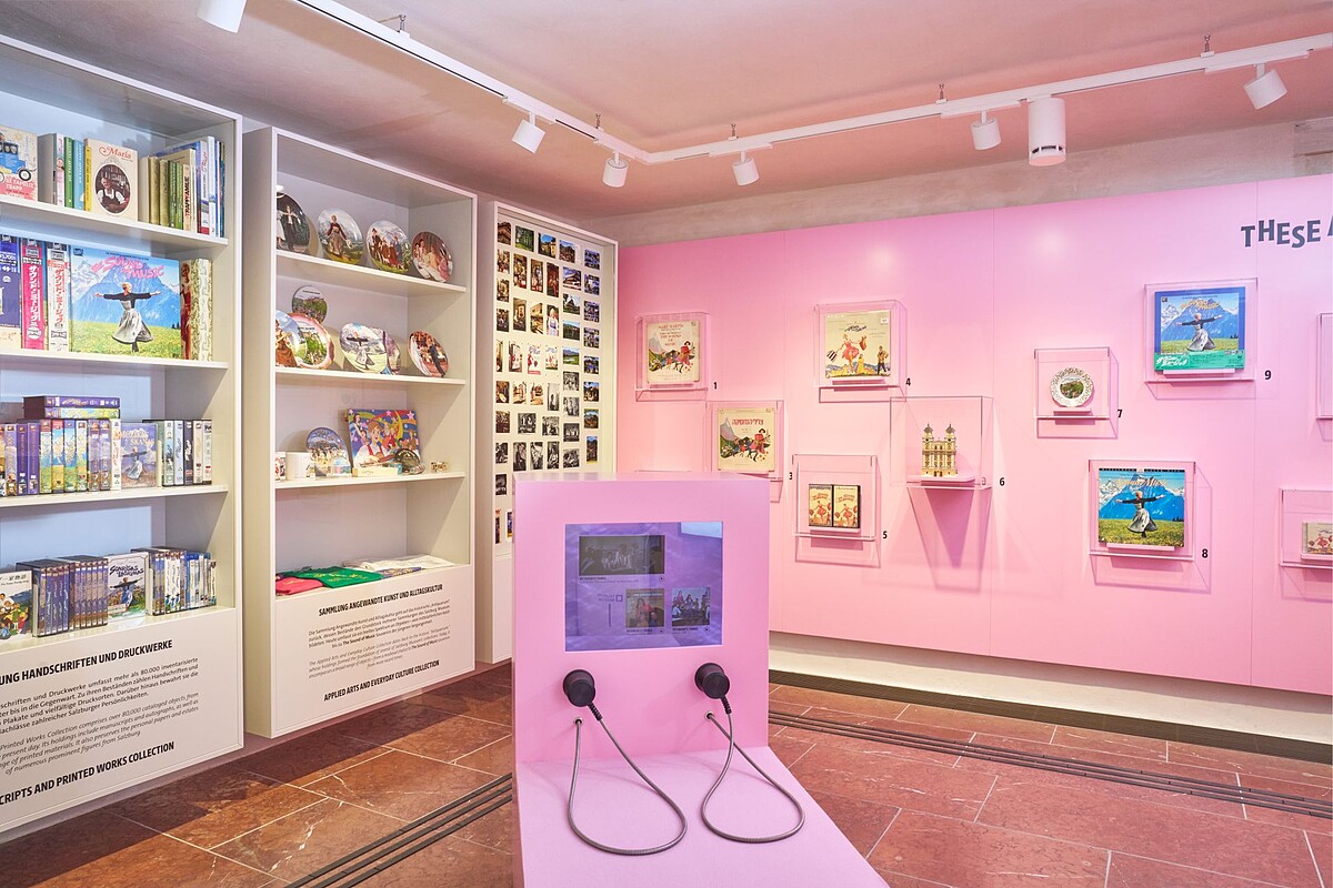 「My Favorite Things」展區集結荷蘭影迷 Roger Pluijm 的珍藏,也呈現《真善美》如何在不同國家延伸出跨世代的影迷文化。圖片提供/Sound of Music Salzburg