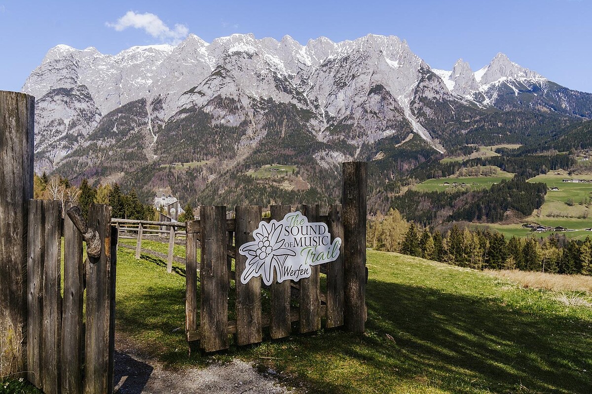 韋爾芬 Sound of Music Do-Re-Mi Trail 沿山坡延伸至 Gschwandtanger,視野正對霍恩韋爾芬城堡、薩爾察赫河谷與阿爾卑斯群山。圖片提供/© Lisa Eiersebner