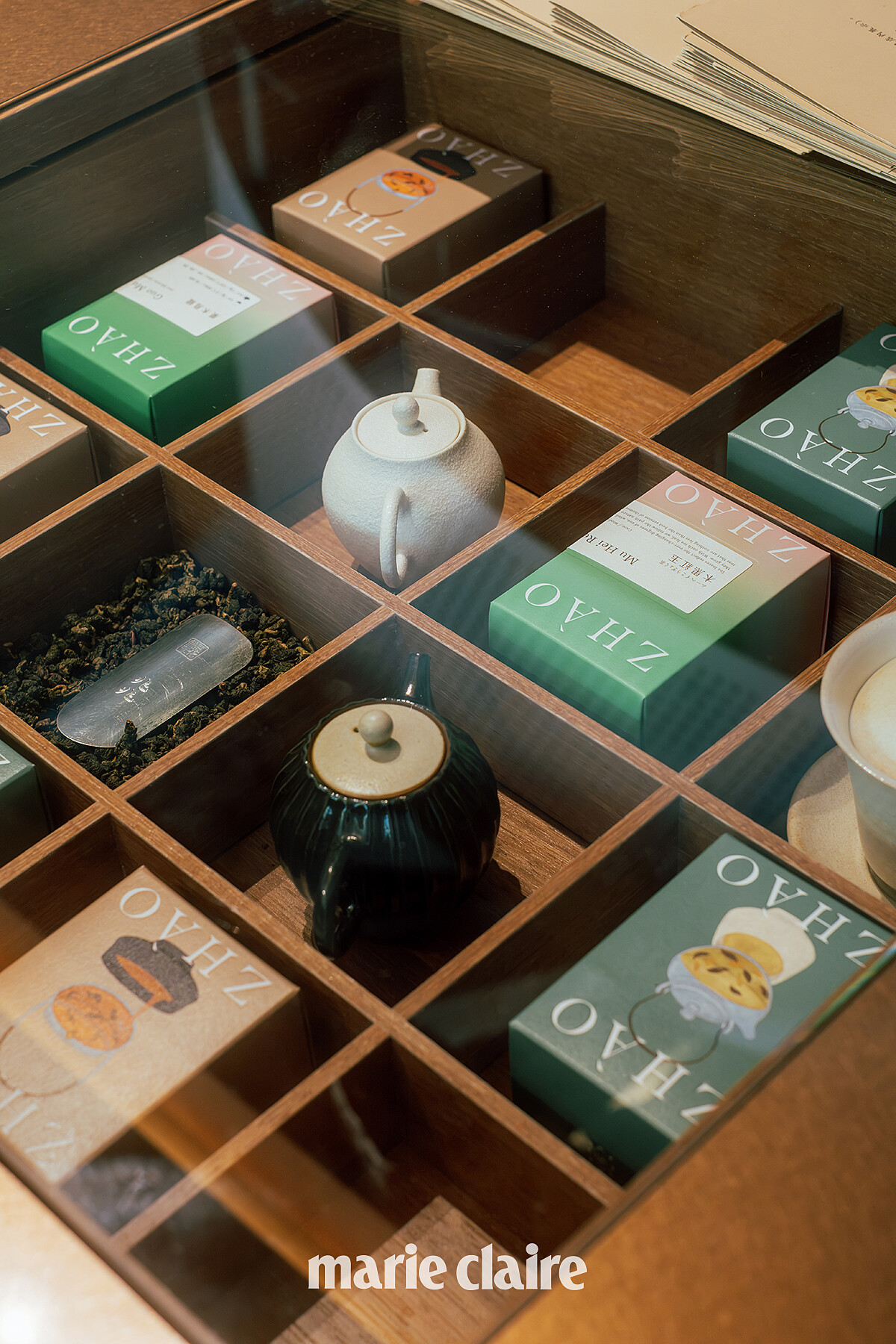 他將其中一個吧台作為展示櫃使用,站在吧檯就能一次介紹多個產品,不需要客人跟著移動。