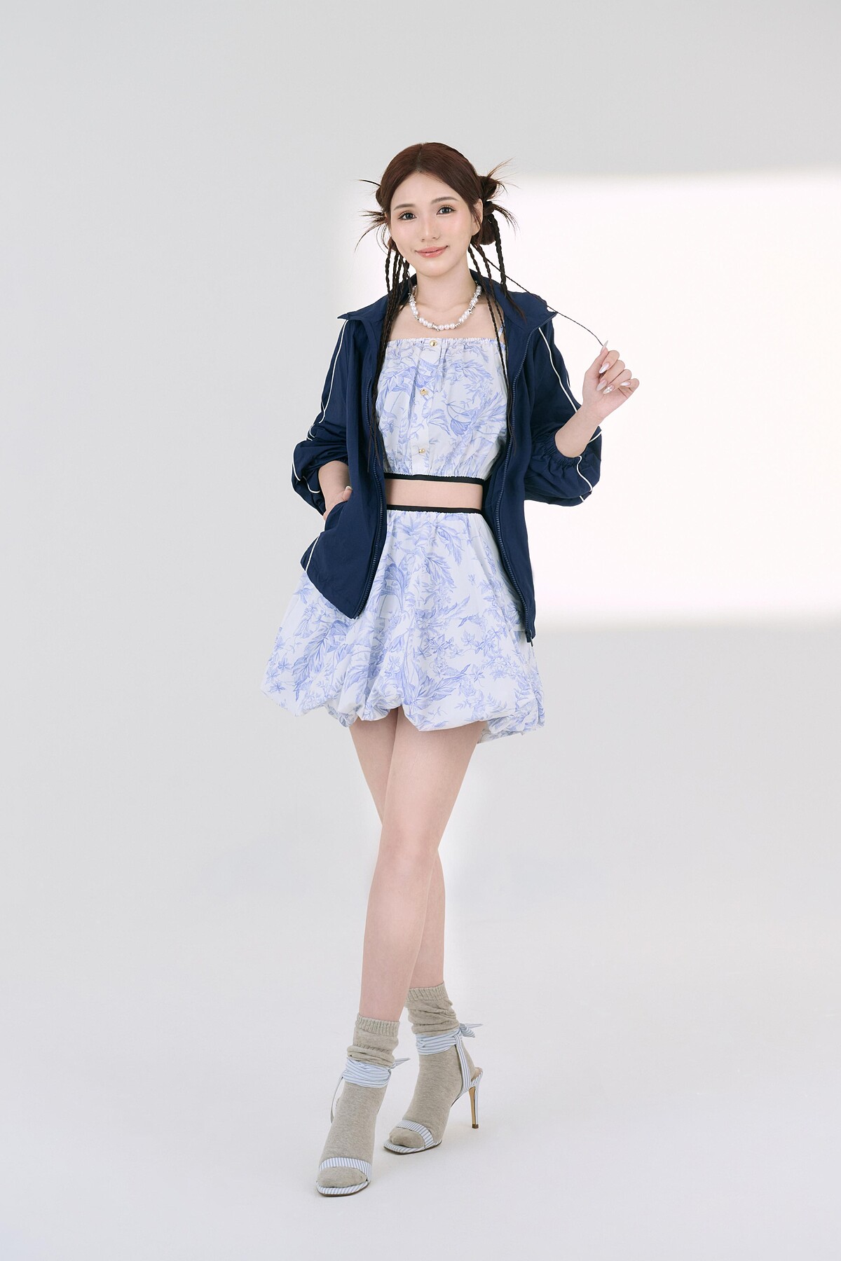印花細肩背心、印花短裙,Maje;藍色運動外套,Bershka;藍白條紋綁帶高跟涼鞋,CHARLES & KEITH。