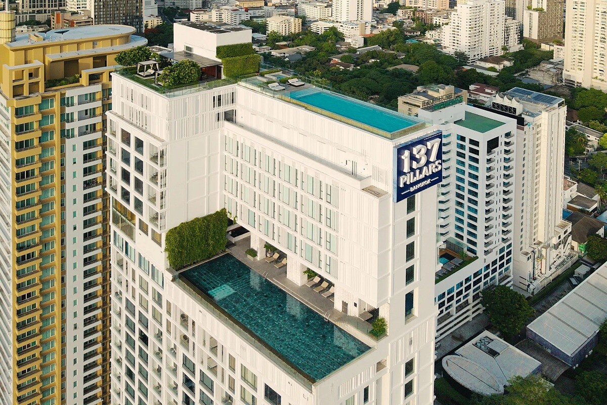 「137柱公寓套房酒店」淨白的建築外觀。