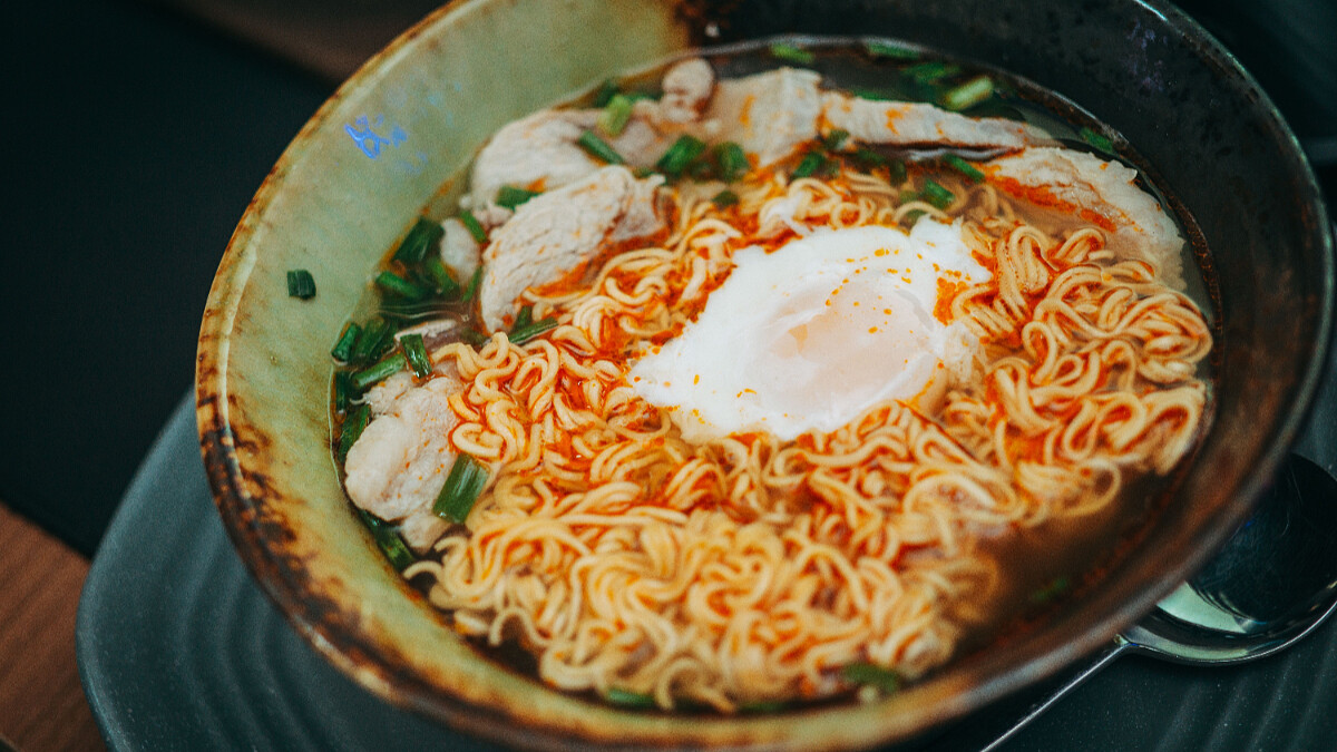 颱風天就是要吃泡麵！蛋餅、蒸蛋、麻奶鍋5道「隱藏版泡麵食譜」，營養升級小心5個熱量陷阱