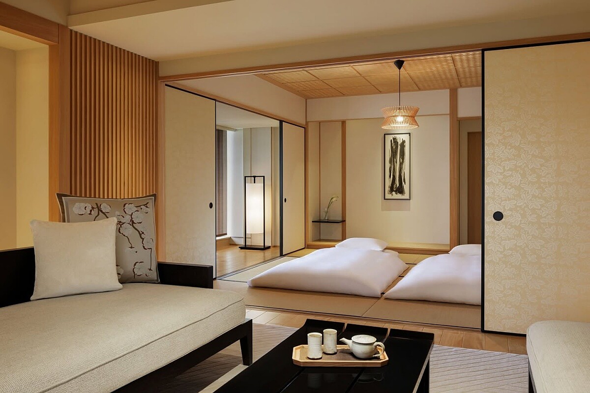 榻榻米角套房(Corner Suite TATAMI),鋪設兩組和式床墊,轉角的大片窗景將城市景致盡收眼底。