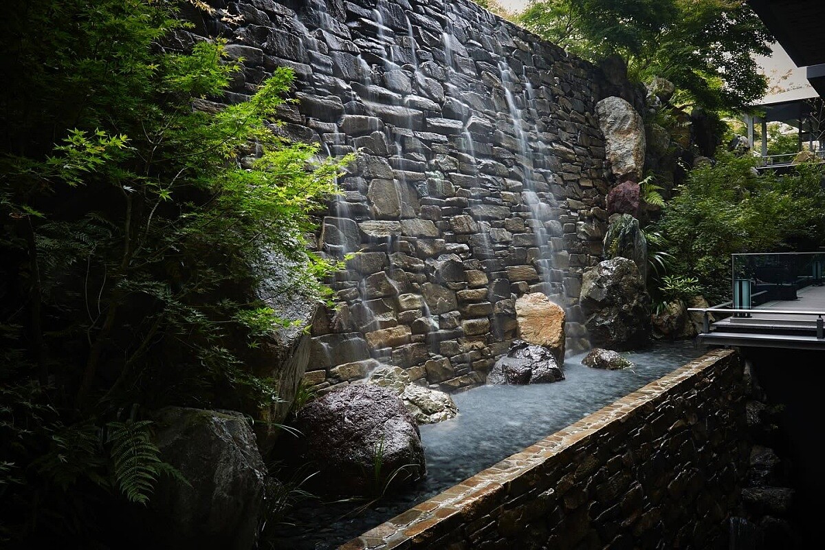 中庭水池中央立了一座「須彌山」。