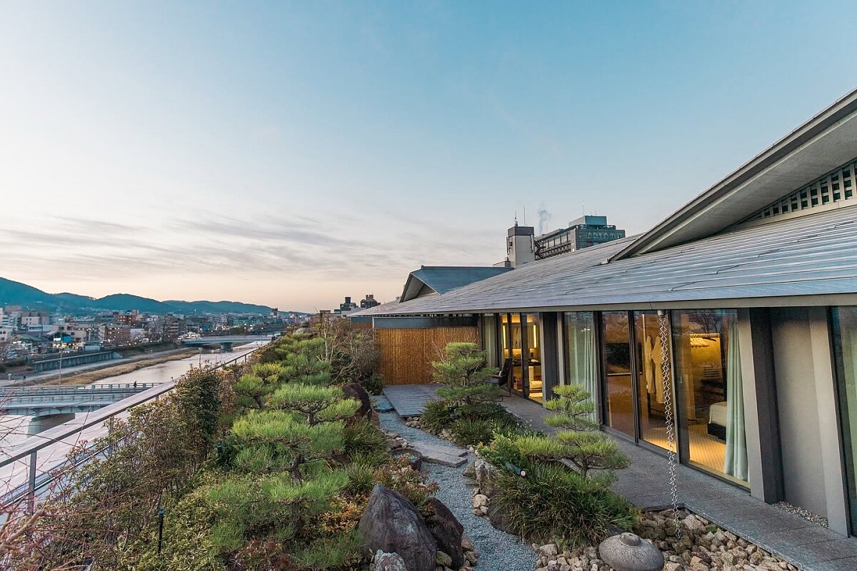 「京都麗思卡爾頓酒店」(The Ritz-Carlton, Kyoto)座落在二條大橋畔。