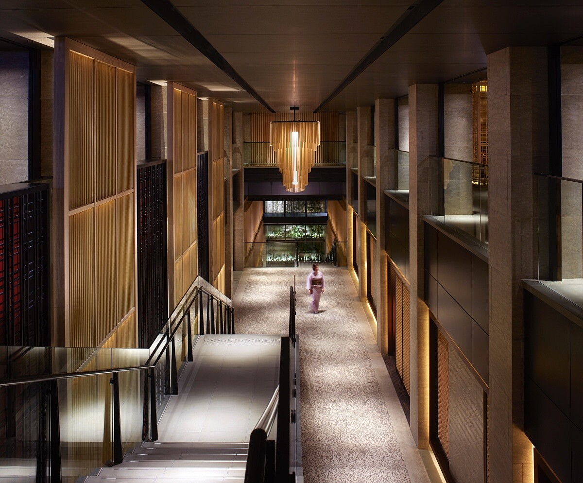 高梯廳為入口重心,能一眼望穿公共動線,一樓串連起大廳、The Lobby Lounge 與 PIERRE HERMÉ PARIS 甜點店,空間開闊且層次俐落。