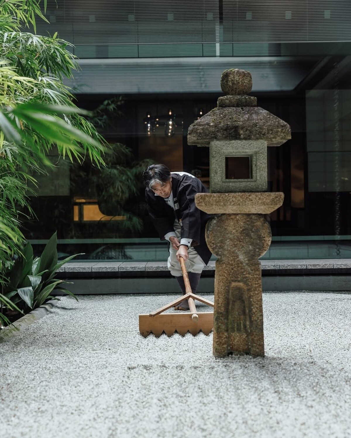 一樓餐廳天井空間,由專屬庭師鈴木耕喜手持木耙專注梳理枯山水沙紋。