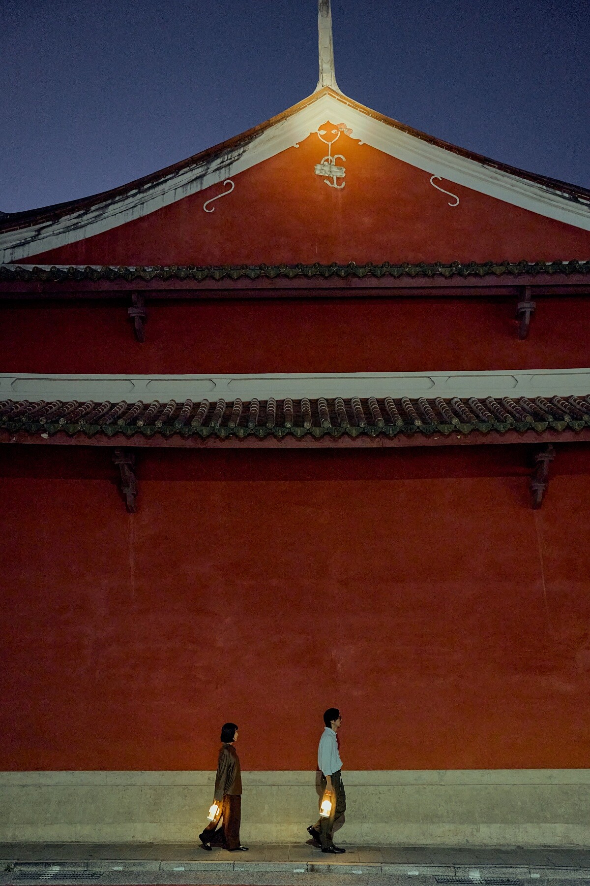 提著 Marset 設計款燈具 Follow me 夜遊台南。