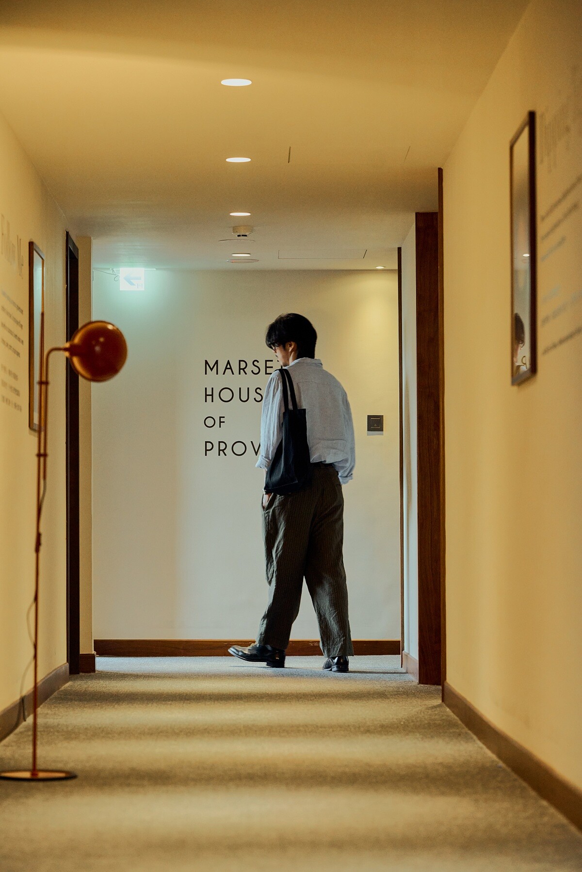 光的展演也延伸至十一樓廊道,透過小 型展覽串連公共空間與主題客房。