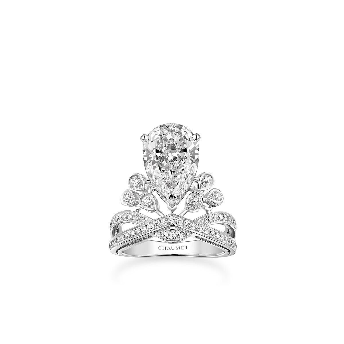 CHAUMET Joséphine Impériale 鉑金單鑽戒指,鑲嵌1顆重約3克拉的梨形鑽石和明亮式切割鑽石。參考價格NT$6,874,000 (實際價格依主石條件調整)