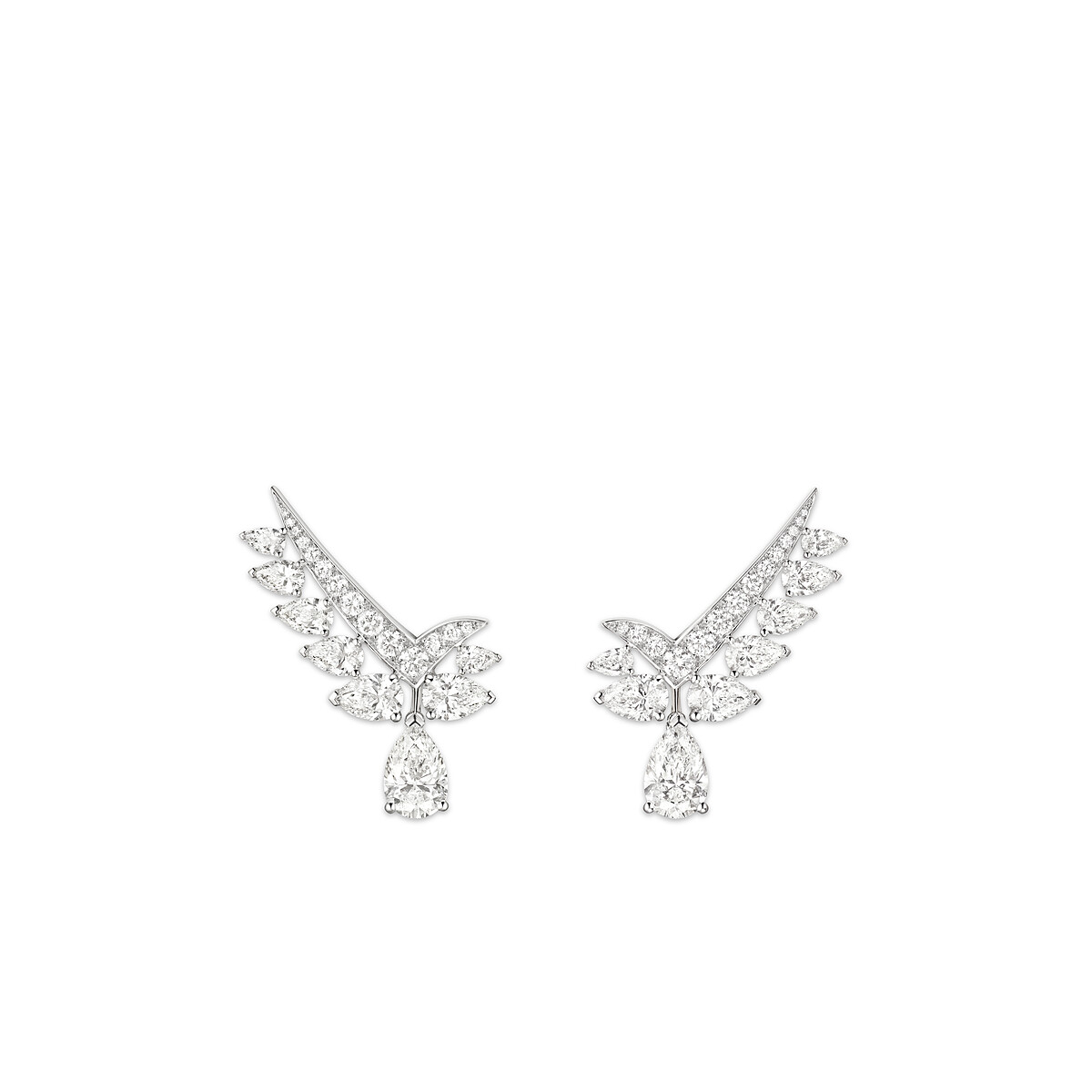 CHAUMET Joséphine Impériale 18K白金耳環,鑲嵌2顆重約1克拉的梨形鑽石,以及梨形和明亮式切割鑽石。參考價格NT$4,941,000 (實際價格依主石條件調整)