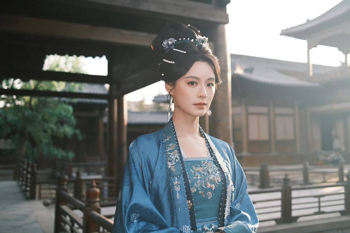 毛林林《逐玉》演張凌赫的母親,美到上熱搜。
