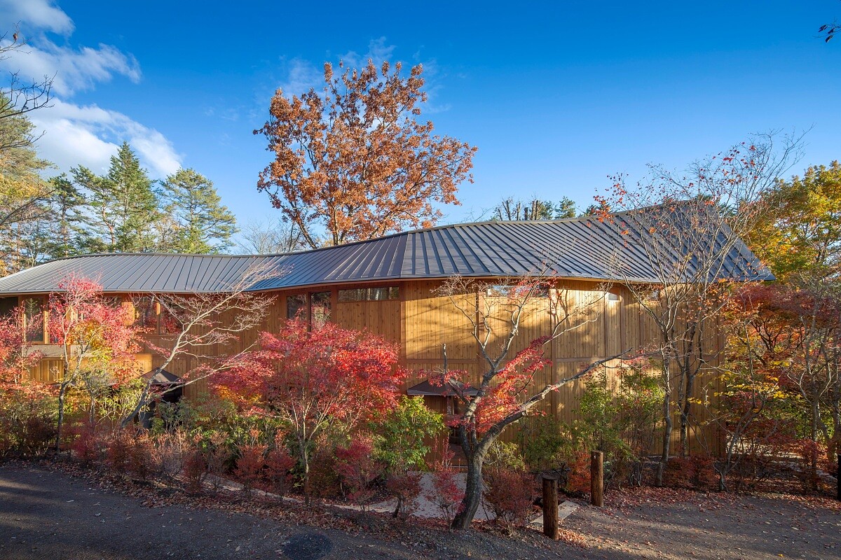 「SHISHI-IWA-HOUSE」,是由普立茲克建築獎得主坂茂(Shigeru Ban)在輕井澤森林裡設計的旅宿。