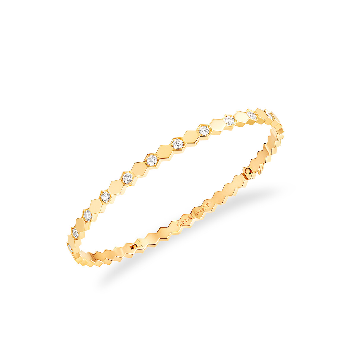 Bee de Chaumet 18K 黃金手環,鑲嵌明亮式切割鑽石。 參考價格NT$431,000
