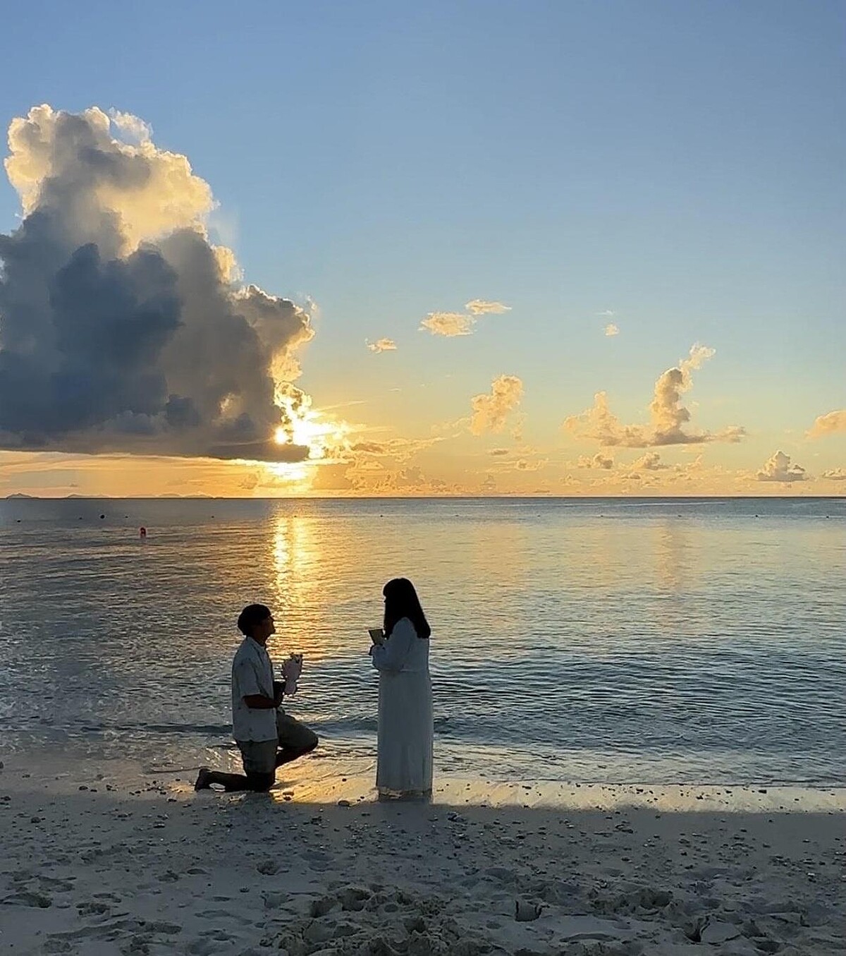 金色夕陽下的海邊,兩人的故事走到了「我願意」